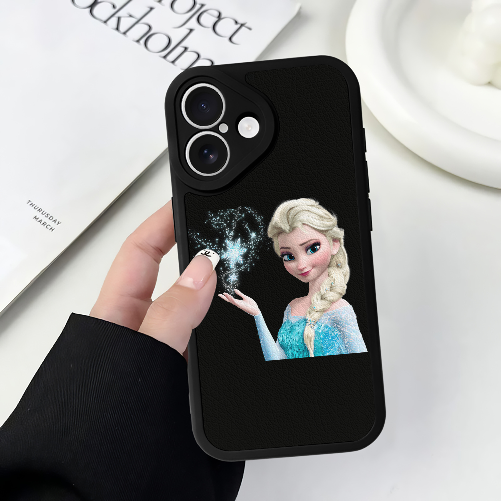 （画像用） アナと雪の女王 アンナ エルサ Frozen Anna Elsa 【iPhone 16シリーズ対応】シリコンスマホケース（レザー調） 材質：シリコン